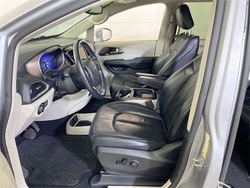 Used 2019 Chrysler Pacifica Touring-L image 24