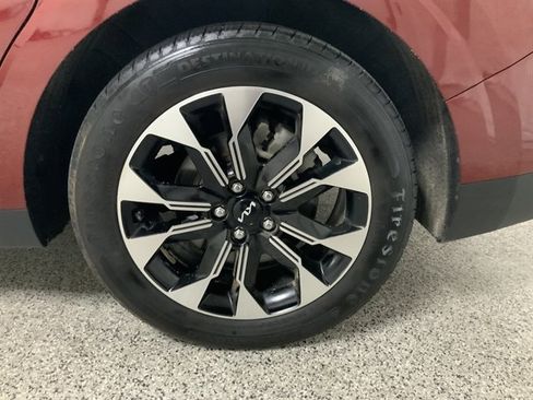 Used 2022 Kia Carnival EX image 9