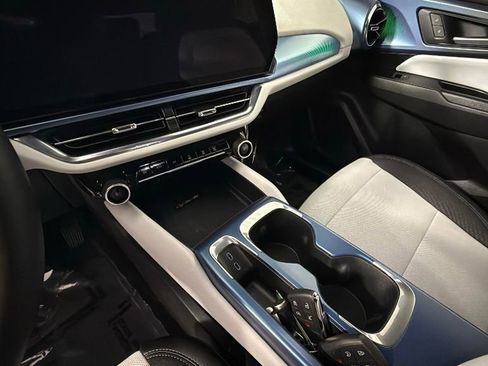 Used 2025 Chevrolet Equinox EV LT image 20