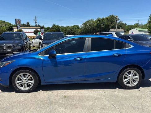 Used 2018 Chevrolet Cruze LT FWD image 2