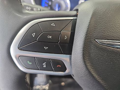Used 2023 Chrysler Pacifica Touring-L FWD image 17