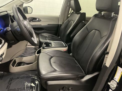 Used 2023 Chrysler Pacifica Touring-L FWD image 12