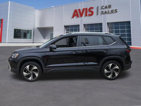 Used 2025 Volkswagen Taos SE AWD/4WD image 2