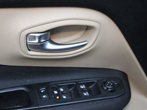 Used 2015 Jeep Renegade Latitude FWD image 16