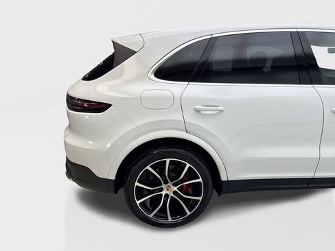 Used 2022 Porsche Cayenne w/ Premium Package AWD/4WD image 16