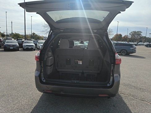 Used 2020 Toyota Sienna LE image 14
