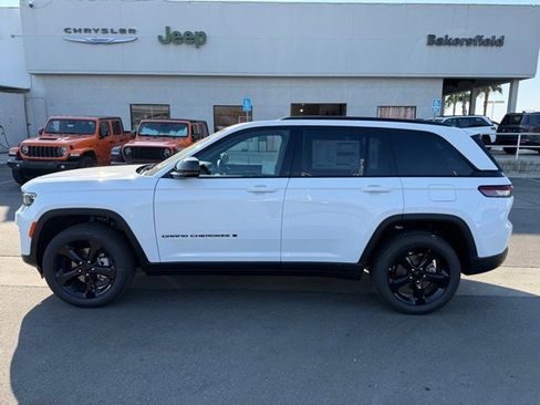 New 2025 Jeep Grand Cherokee Limited w/ Black Appearance Package image 4