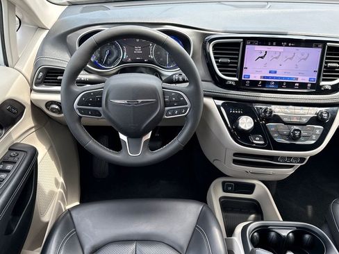 Used 2023 Chrysler Pacifica Touring-L AWD/4WD image 19