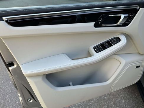 Certified 2025 Porsche Macan S image 16