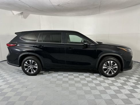 Used 2023 Toyota Highlander XLE image 9