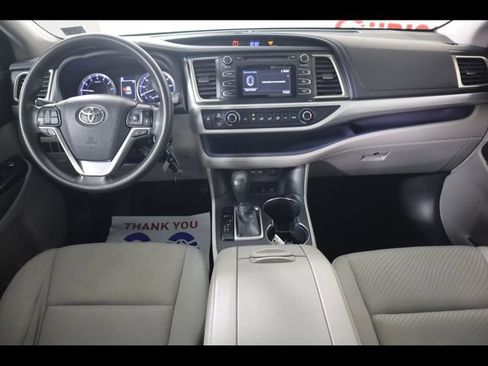Used 2019 Toyota Highlander LE AWD/4WD image 14