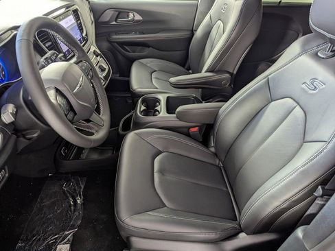 New 2026 Chrysler Pacifica Select w/ S Appearance Package image 10