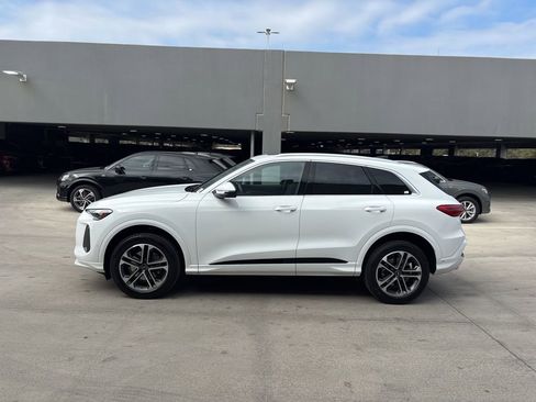 Used 2025 Audi Q5 Premium w/ Convenience Package image 9