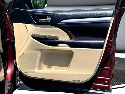 Used 2019 Toyota Highlander XLE AWD/4WD image 29