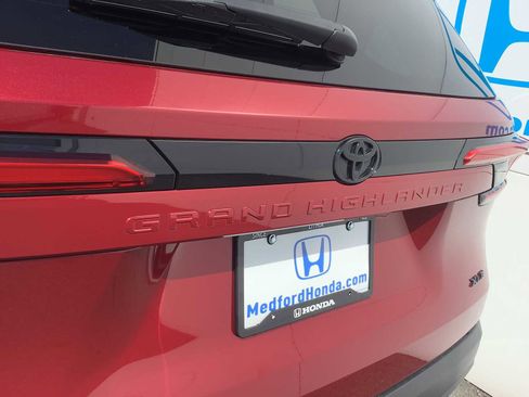 Used 2024 Toyota Grand Highlander XLE image 7