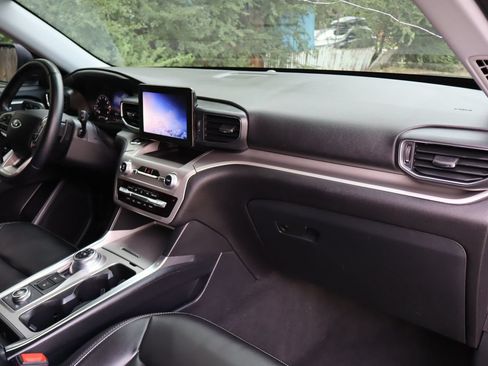 Used 2021 Ford Explorer XLT w/ Equipment Group 202A AWD/4WD image 16