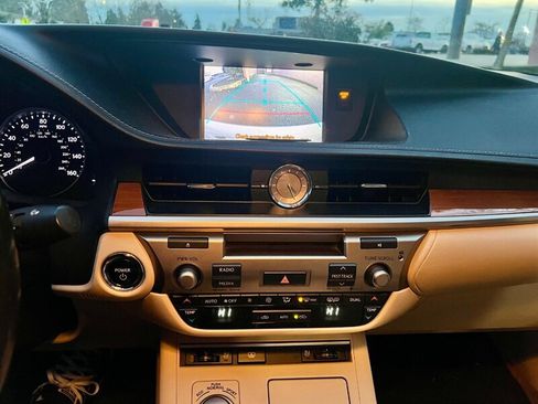 Used 2014 Lexus ES 300h w/ Luxury Package w/Bamboo Trim FWD image 12