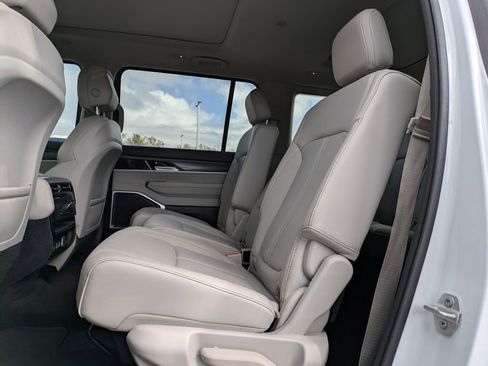 Used 2024 Jeep Wagoneer Series II w/ Premium Group I image 16