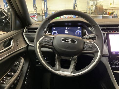 New 2025 Jeep Grand Cherokee Limited w/ Black Appearance Package image 19
