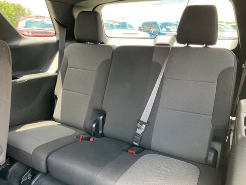 Used 2023 Chevrolet Traverse LT FWD image 17