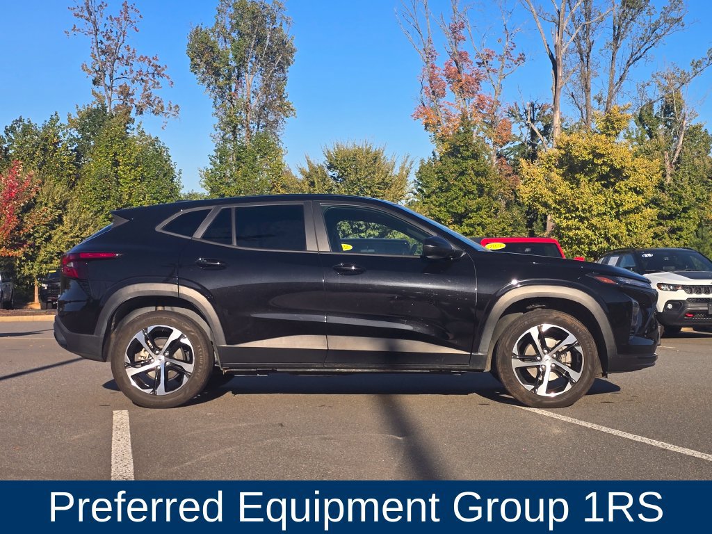 Used 2024 Chevrolet Trax RS FWD image 2