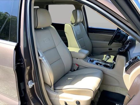 Used 2019 Jeep Grand Cherokee Overland AWD/4WD image 9