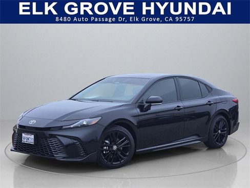 Used 2025 Toyota Camry SE image 1