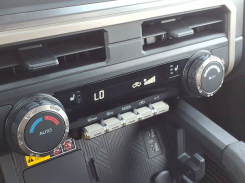 Used 2025 Toyota Tacoma SR5 AWD/4WD image 18