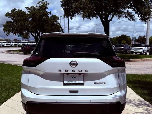 Used 2024 Nissan Rogue SV AWD/4WD image 6