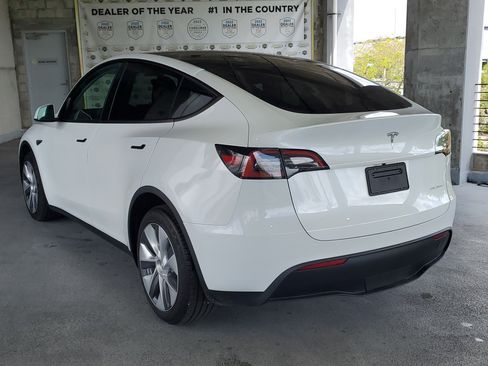 Used 2023 Tesla Model Y Long Range image 3
