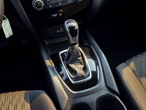 Used 2020 Nissan Rogue SV FWD image 22