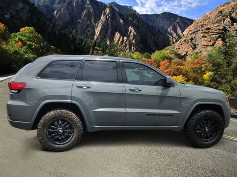 Used 2019 Jeep Grand Cherokee Altitude AWD/4WD image 2