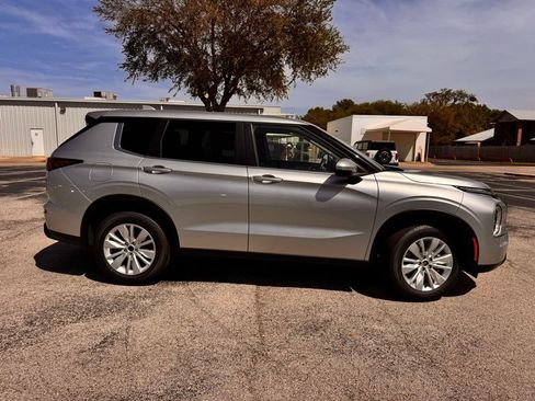 New 2026 Mitsubishi Outlander ES FWD image 9