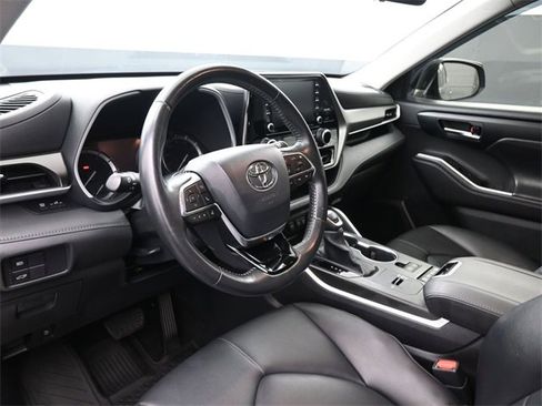 Used 2020 Toyota Highlander XLE image 12