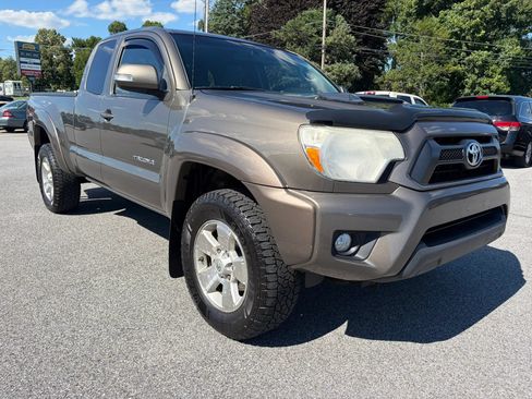 Used 2014 Toyota Tacoma 4x4 Access Cab V6 w/ TRD Sport Package image 12