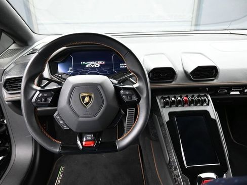 Used 2022 Lamborghini Huracan EVO RWD image 19