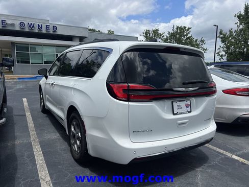 Used 2023 Chrysler Pacifica Limited FWD image 2