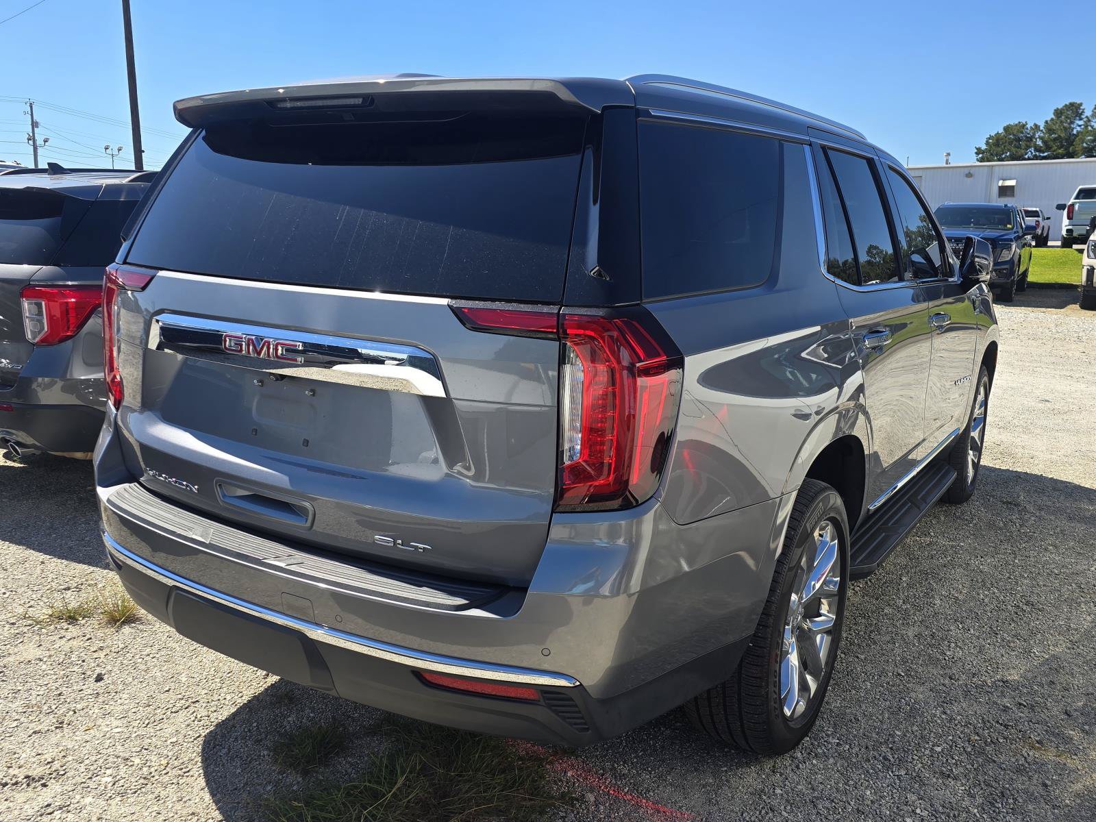 Used 2021 GMC Yukon SLT w/ SLT Premium Package AWD/4WD image 3
