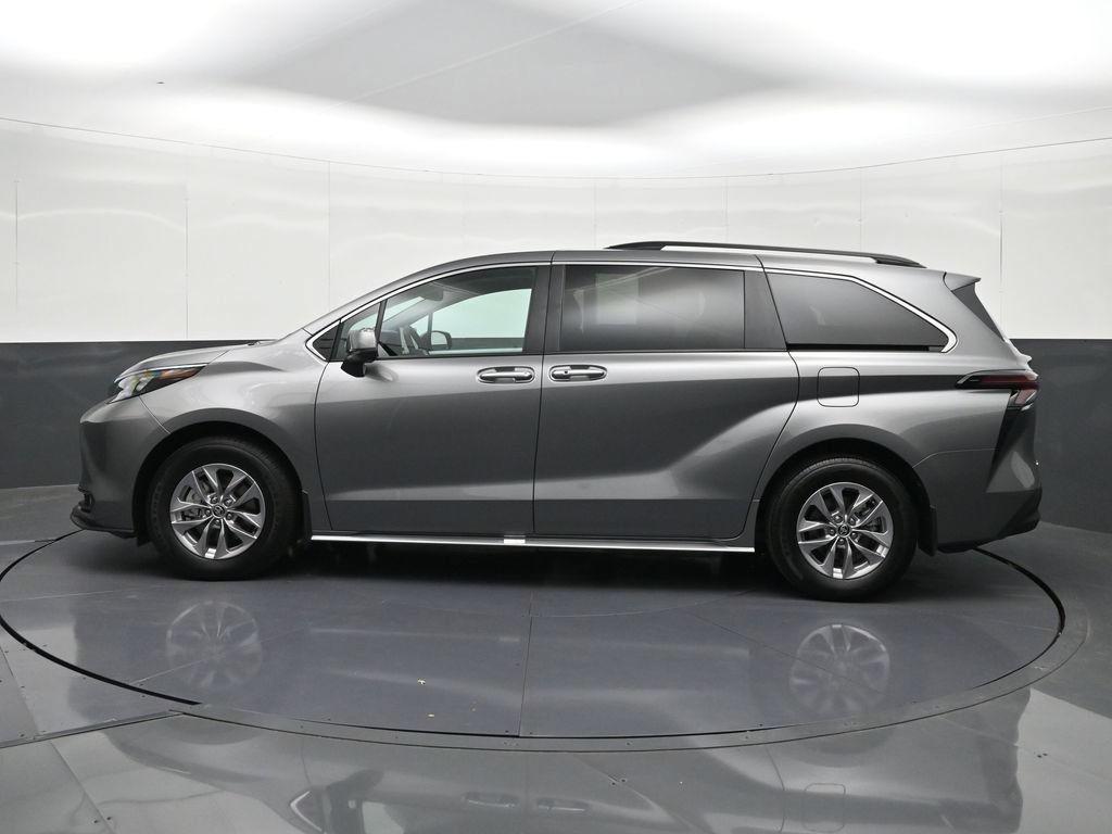 Used 2026 Toyota Sienna XLE FWD image 2