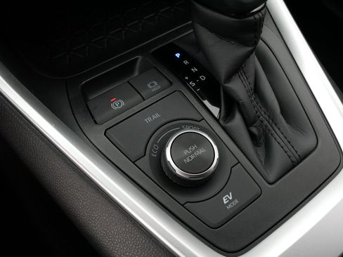 Certified 2025 Toyota RAV4 XLE AWD/4WD image 28