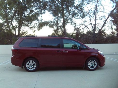 Used 2017 Toyota Sienna XLE w/ XLE Navigation Package FWD image 35