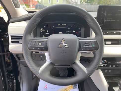 New 2025 Mitsubishi Outlander SE image 15