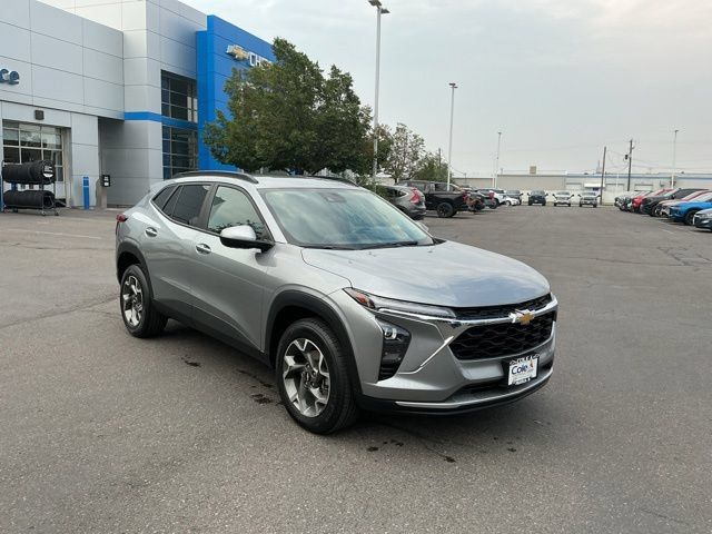 Used 2025 Chevrolet Trax LT FWD image 1