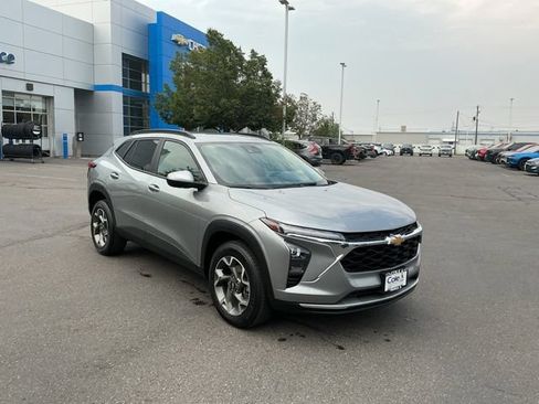 Used 2025 Chevrolet Trax LT FWD image 1