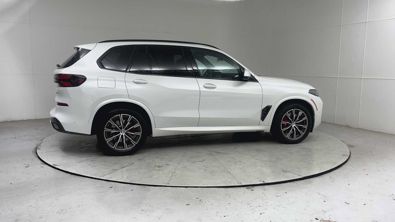Used 2025 BMW X5 xDrive40i w/ M Sport Package AWD/4WD image 9