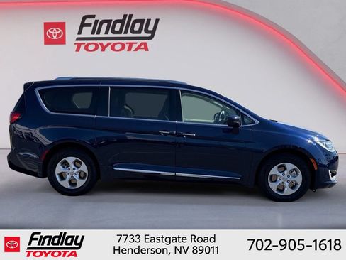 Used 2018 Chrysler Pacifica Touring-L FWD image 11