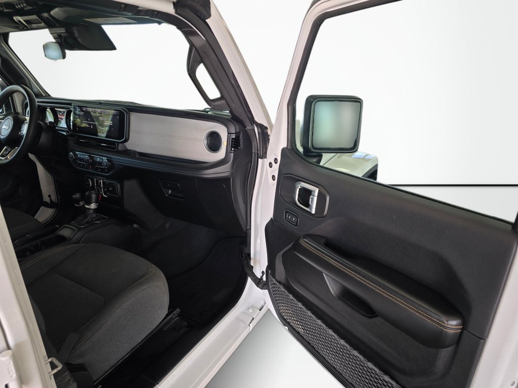 Used 2025 Jeep Wrangler Unlimited Sahara AWD/4WD image 40