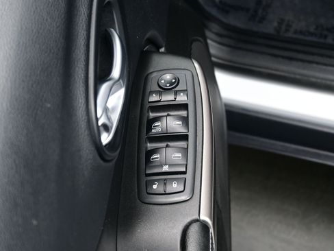 Used 2019 Jeep Cherokee Latitude w/ Cold Weather Group image 10