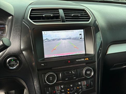 Used 2017 Ford Explorer XLT w/ Equipment Group 202A AWD/4WD image 17