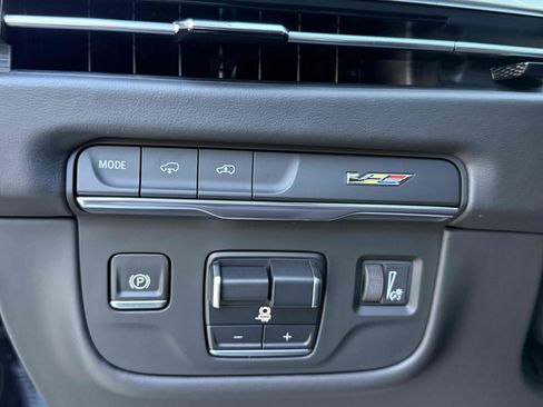 Used 2025 Cadillac Escalade V w/ LPO, ONYX Package image 57
